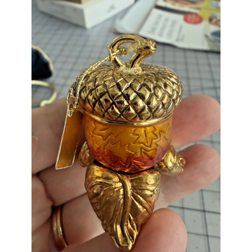 Stunning 2004 vintage Estée Lauder "Acorn Amulet" limited-edition collectible va